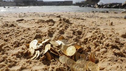 Algunas de las monedas encontradas en el fondo marino de Cesárea.