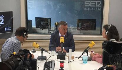 &Iacute;&ntilde;igo Urkullu durante la entrevista en Radio Bilbao. 