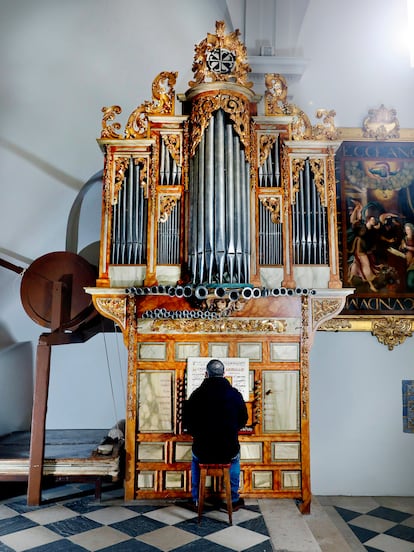 David Rivas tocando el órgano del monasterio de Sancti Spiritus.