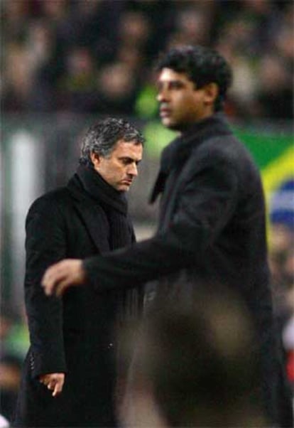 Mourinho y Rijkaard, en el partido de ayer.