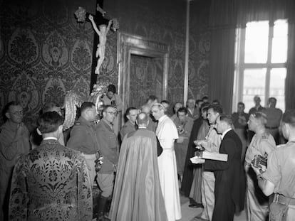 Pio XII (de blanco), en su primera rueda de prensa como Papa, el 7 de junio de 1944, en Roma.