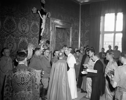 Pio XII (de blanco), en su primera rueda de prensa como Papa, el 7 de junio de 1944, en Roma.