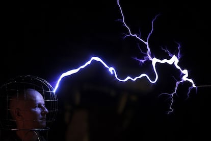 Un ingeniero realiza una demostración con una bobina de Tesla en el museo de la Ciencia llamado Elemento en Minsk, Bielorrusia, el 13 de febrero de 2016.