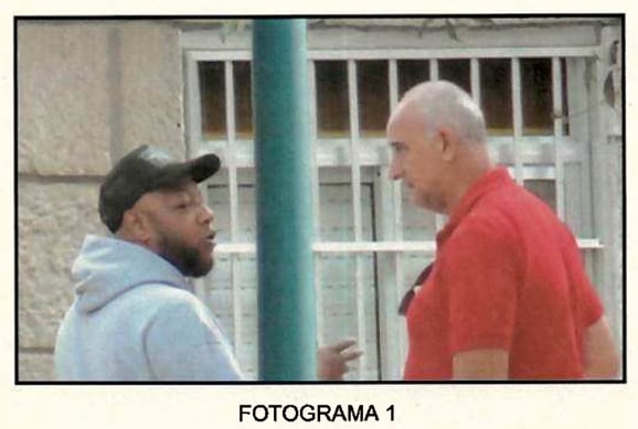 El camello Roberto de la Rua y el policía Luis Fernández en un encuentro junto a la casa del primero.