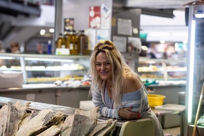 Sandra Sousa, en su charcutería del mercado de Faro, en el Algarve, el pasado miércoles.