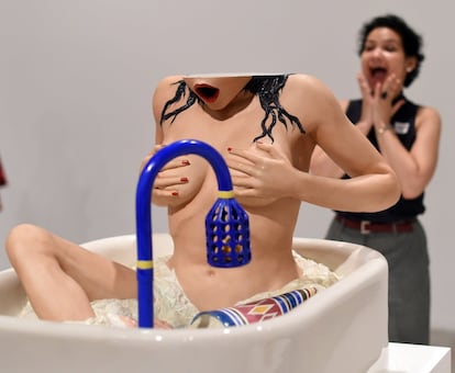 Escultura de Jeff Koons titulada 'Mujer en la bañera', incluida en la exposición retrospectiva de su carrera en el museo Whitney de Nueva York.