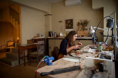 Celia Gayo trabajando en su taller en Madrid. "Todo lo hago yo menos los engastes y los grabados, que lo llevo a hacer", explica.