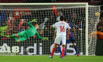 El portero del FC Barcelona Ter Stegen observa como entra el balón en su portería tras el disparo Pizarro.