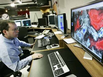 Un miembro del Centro Nacional de Huracanes de EE UU vigila la evolución de la tormenta Barbara, ayer en Miami.