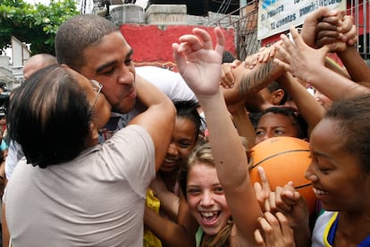 Adriano es aclamado en Vila Cruzeiro