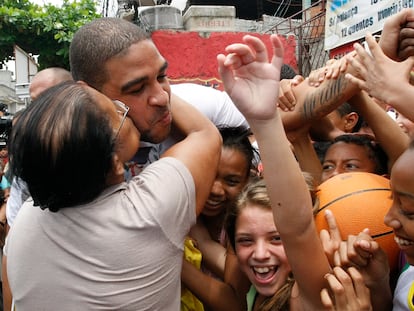 Adriano es aclamado en Vila Cruzeiro
