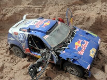 El coche de Sainz, tras sufrir un accidente en el Dakar 2009.