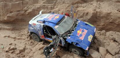 El coche de Sainz, tras sufrir un accidente en el Dakar 2009.