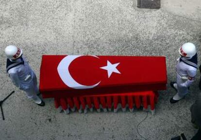 Varios militares aguardan junto a un ataúd perteneciente a un soldado turco en una imagen de archivo.