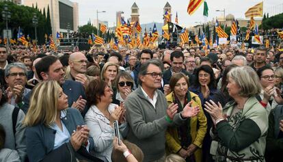 Mas y Forcadell (c) durante la concentración en defensa de los cargos electos investigados.