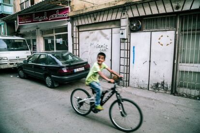 Un chaval sirio monta en bici delante de un restaurante cerca del bazar central de Basmane, una zona que hos es conocida como la Pequeña Siria.