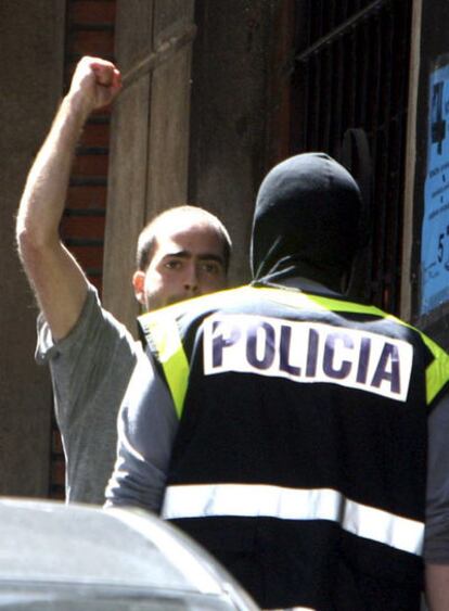 Un simpatizante de ANV ante la sede clausurada esta mañana