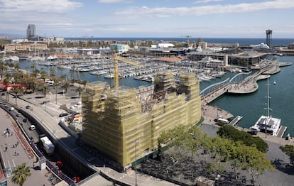 El edificio histórico del Puerto de Barcelona, en obras. La fachada estará terminada antes de la celebración de la Copa del América.