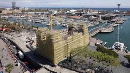 El edificio histórico del Puerto de Barcelona, en obras. La fachada estará terminada antes de la celebración de la Copa del América.