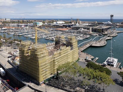 El edificio histórico del Puerto de Barcelona, en obras. La fachada estará terminada antes de la celebración de la Copa del América.