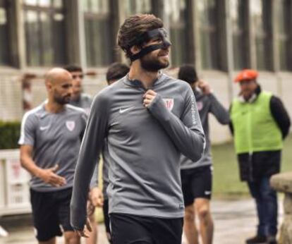 En la foto superior Yeray se retira tras sufrir el golpe en la nariz ante Italia, en la inferior luce una máscara protectora ya de regreso a Bilbao.