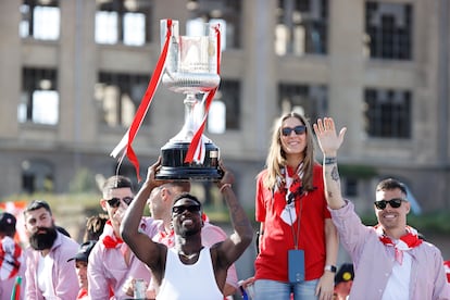 Iñaki Williams levanta el trofeo de la Copa del Rey.