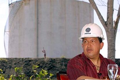 El presidente Hugo Chávez, con el casco de la empresa del petróleo, durante un mensaje de Navidad.