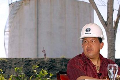 El presidente  Hugo Chávez, con el casco de la empresa  del petróleo, durante un mensaje de Navidad.