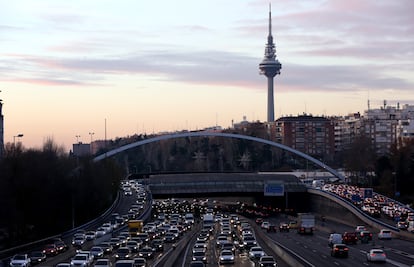 Imagen de la M-30 de Madrid congestionada de coches.