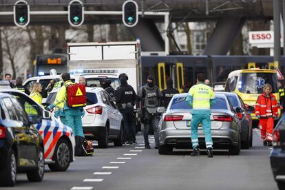 "La motivación terrorista es parte de la investigación", ha confirmado la Policía en su cuenta de Twitter. En la imagen, personal sanitario y agentes de policía en la zona del suceso.