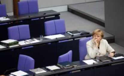 La canciller alemana, Angela Merkel, se sienta en su escaño en el Bundestag en Berlín (Alemania). EFE/Archivo