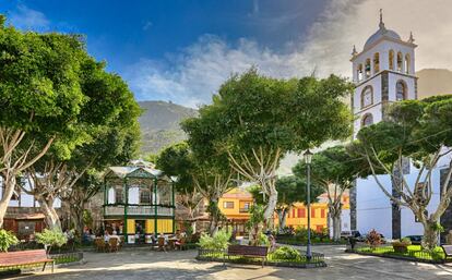 El 5 de mayo de 1706 una violenta erupción del volcán Trevejo frenó en seco la hasta entonces próspera actividad comercial en torno al puerto de Garachico, puerta de entrada principal de la isla de Tenerife, y puerto destacado en el comercio con América. A finales del siglo XVII contaba con dos iglesias, un hospital, un castillo, cinco conventos, varias ermitas y ricas casonas, según su ayuntamiento. Se derrumbó la época dorada pero no su rico patrimonio de los siglos XVI y XVII, que el pueblo se ha esmerado en conservar. Arte, urbanismo y arquitectura tradicional que le ha valido la declaración de conjunto histórico y ser <a href="https://elviajero.elpais.com/elviajero/2020/12/22/album/1608628637_747184.html" target="_blank">uno de los últimos pueblos incorporados a la red de los más bonitos de España</a>. En la imagen, la plaza de la Libertad de Garachico. <br></br> Más información: <a href="http://turismo.garachico.es/" target="_blank">turismo.garachico.es</a>