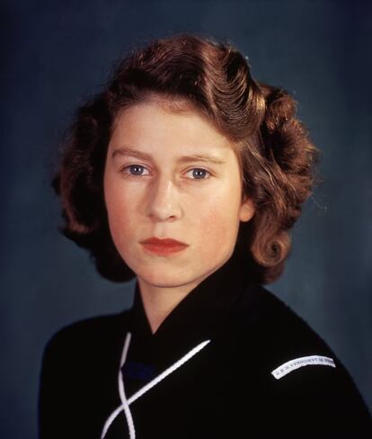 <p>Con su uniforme de Sea Rangers, la Reina posa ante la cámara un fotógrafo anónimo, en Londres en 1944. Impresiona el gesto serio de la monarca (la Guerra Mundial aún no había acabado) iluminado de manera casi hollywoodiense. Casi un precedente de los inquietantes retratos de <a href="https://www.artsy.net/artist/rineke-dijkstra" rel="nofollow" target="_blank">Rineke Dijkstra</a>.</p> <p>La imagen acabó en la creciente colección de Otto Ludwig Bettmann, conocido también como 'The Picture Man' (el hombre de las fotos) y considerado el precursor del negocio del servicio de archivo fotográfico para terceros. Bettmann comenzó a construir su fondo cuando tuvo que huir de la alemania nazi en 1935.</p>