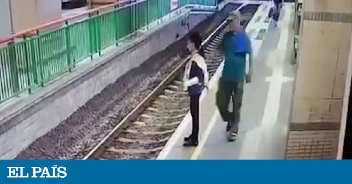 Un hombre empuja a una mujer a las vías del tren en Hong Kong | Vídeos | EL PAÍS