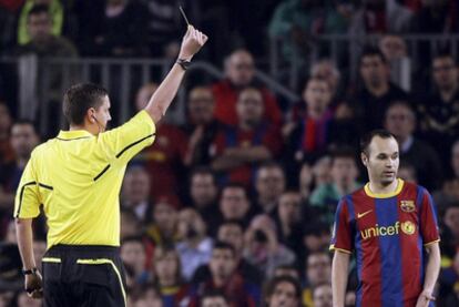 La amonestación a Iniesta durante el Barcelona-Shakhtar de la Liga de Campeones.