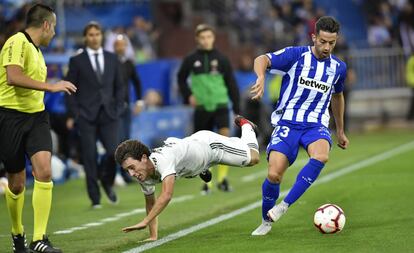 Odriozola cae ante Jony en un lance del juego.