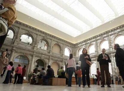 Visitantes en la exposición <i>El Siglo XIX en el Prado</i>, la primera en las nuevas salas del museo.