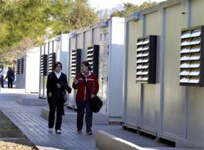 Barracones en la Universidad de Alicante para atender la demanda del curso de Aptitud Pedagógica.