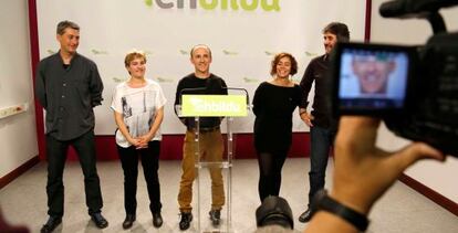 Josu Juaristi, en el centro, junto a sus compañeros de EH BIldu en la rueda de prensa que han ofrecido este lunes en San Sebastián.