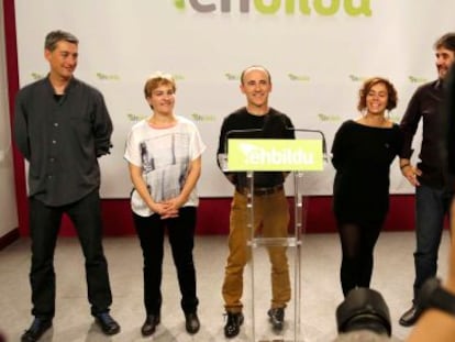 Josu Juaristi, en el centro, junto a sus compañeros de EH BIldu en la rueda de prensa que han ofrecido este lunes en San Sebastián.