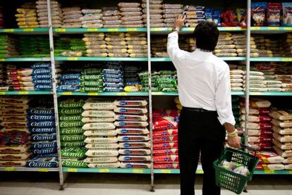 Consumidor faz compras no supermercado.