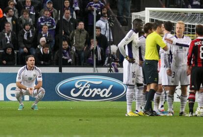 Nuytinck, del Anderlecht, fue expulsado en San Siro.