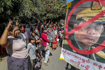 Un grupo de manifestantes protesta contra el golpe militar ante una imagen del líder de la junta, el general Min Aung Hlaing, este miércoles en Mandalay.