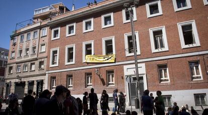 Vista del edificio de la calle Gobernador con el Paseo del Prado de Madrid.