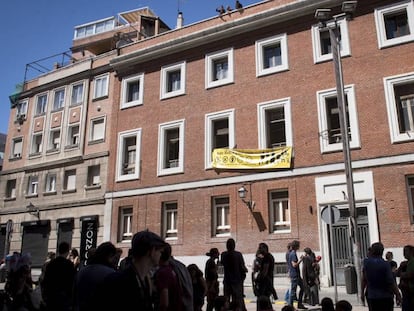 Vista del edificio de la calle Gobernador con el Paseo del Prado de Madrid.