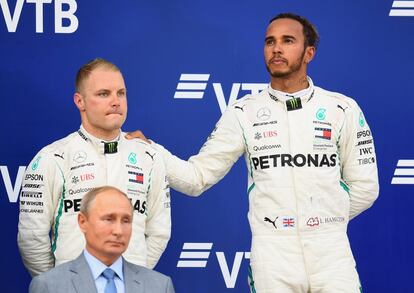 Lewis Hamilton (derecha), ganador del Gran Premio de Rusia de Frmula 1, junto a su compa?ero de equipo y segundo en la carrera, Valtteri Bottas, celebran su victoria en el podio.