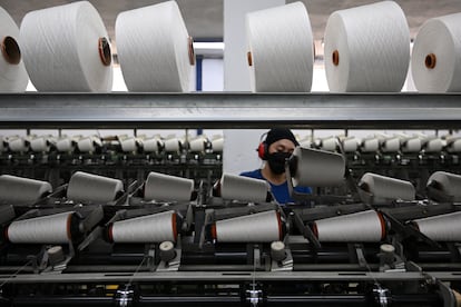 Una empleada de una fábrica textil en Bogotá (Colombia). 