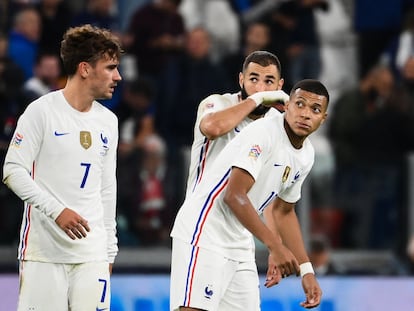 Griezmann, Mbappé y Benzema, durante la semifinal de la Liga de las Naciones entre Francia y Bélgica (3-2).  (Photo by FRANCK FIFE / AFP)