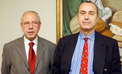 El exsecretario de Estado de Cultura, Luis Alberto de Cuenca (derecha), y el exdirector general del ICAA, José María Otero, en Madrid.