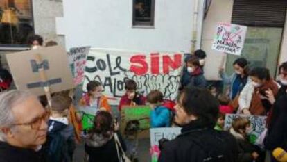 Padres, madres y alumnos en la concentración a favor de Madrid Central frente al colegio La Paloma. 